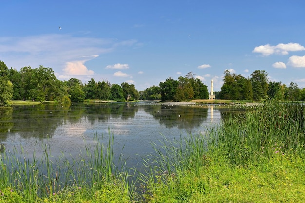 Lednice Morávia do Sul República Checa Um belo parque com um lago nos terrenos do castelo Paisagem com natureza no verão