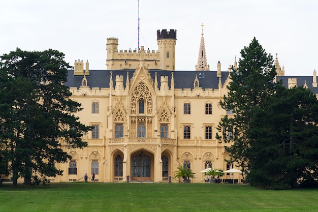 LEDNICE TSCHECHISCHE REPUBLIK 10. AUGUST Touristen vor dem Lednice Schloss Herrenhaus in Lednice Valtice Bereich am 10. August 2017 in Lednice Tschechische Republik