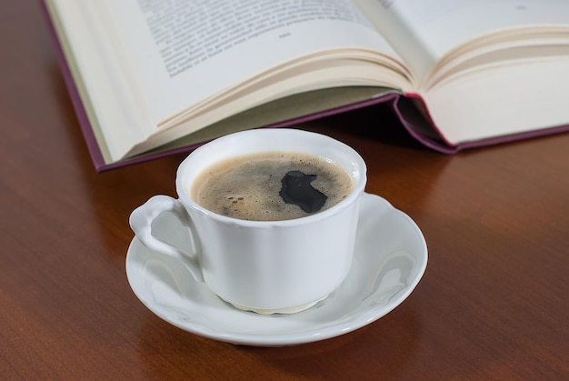 Leer en una librería o cafetería de la biblioteca