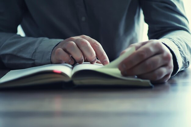 Leer libro Un hombre se sienta y lee literatura religiosa Libros de texto para estudiar