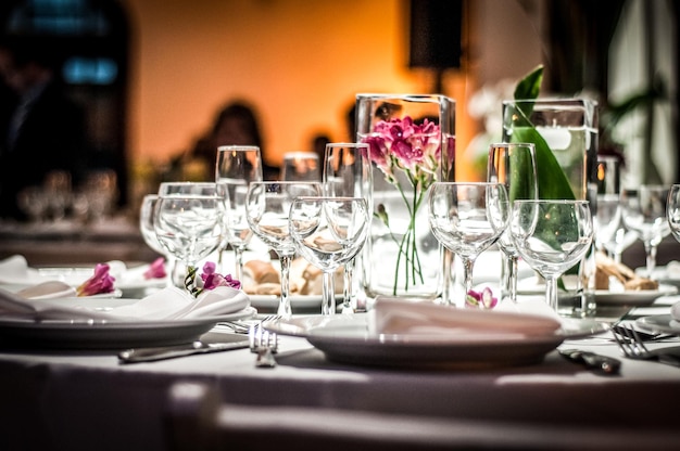 Leer von Weingläsern auf dem Tisch im Restaurant