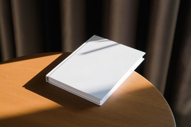 Leerbuch-Mockup auf Holz-Coffee-Tisch-Schattenüberlagerung