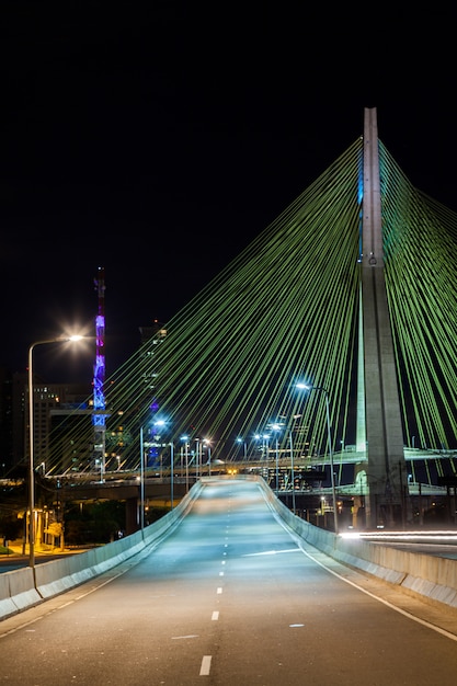 Leere Allee - Schrägseilbrücke in Sao Paulo - Brasilien - nachts