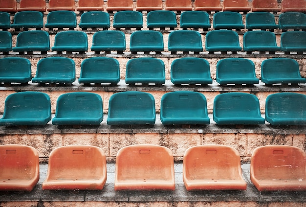 Leere alte Plastiksitze im Stadion, Sportarena der offenen Tür Altes Foto