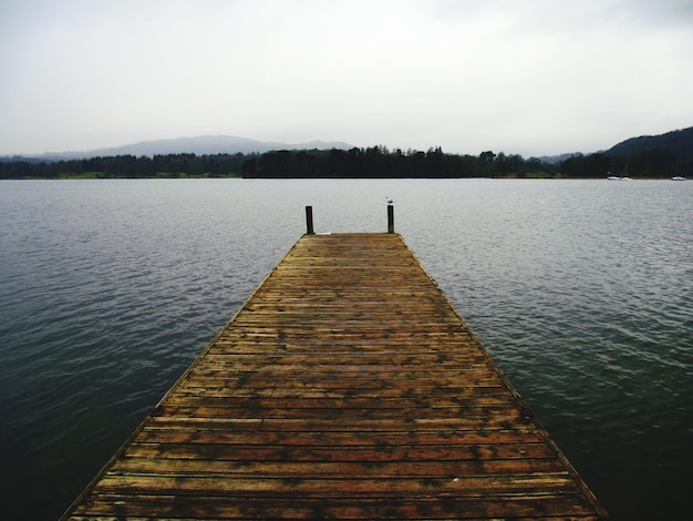 Leere Anlegestelle über dem See Windermere gegen klaren Himmel