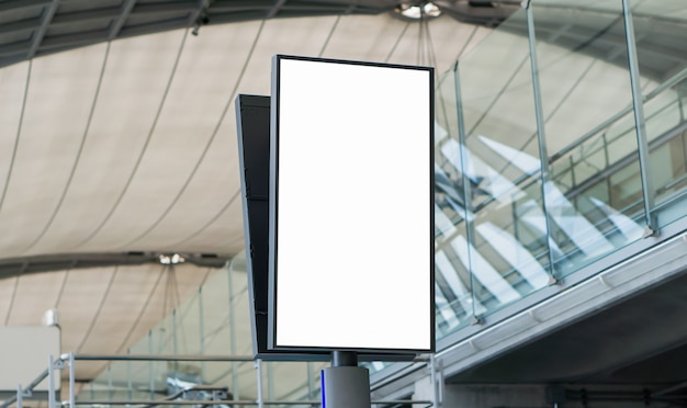 Leere Anschlagtafel im Flughafen, leere Werbungsanschlagtafel am Flugplatz.