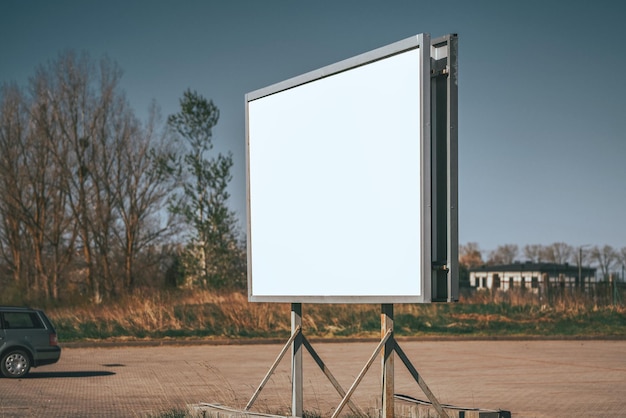 Leere Anzeigetafel oder Vorlage für Straßenschilder auf der Autobahn Leer Anzeigettafel für Werbung an der Autubahn