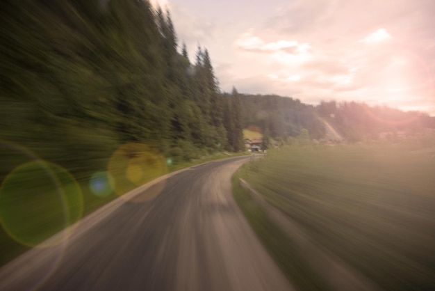 Leere Asphaltstraße mit bewölktem Himmel und Sonnenlicht