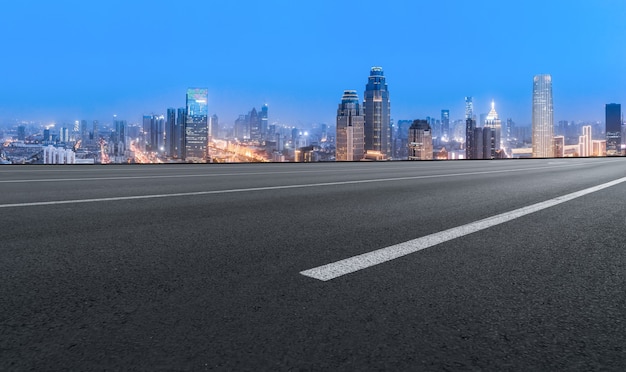 Leere Asphaltstraße und Skyline der Stadt und Gebäudelandschaft, China.