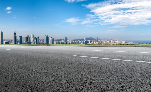 Leere Asphaltstraße und Skyline der Stadt und Gebäudelandschaft, China.