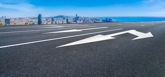 Leere Asphaltstraße und Skyline der Stadt und Gebäudelandschaft, China.