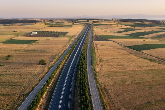 Leere Autobahn erstreckt sich bis zum Horizont durch Ebene mit Feldern und Olivenplantagen Chalkidiki Griechenland