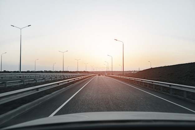 Leere Autobahn im Morgengrauen, Blick aus Sicht des Fahrers
