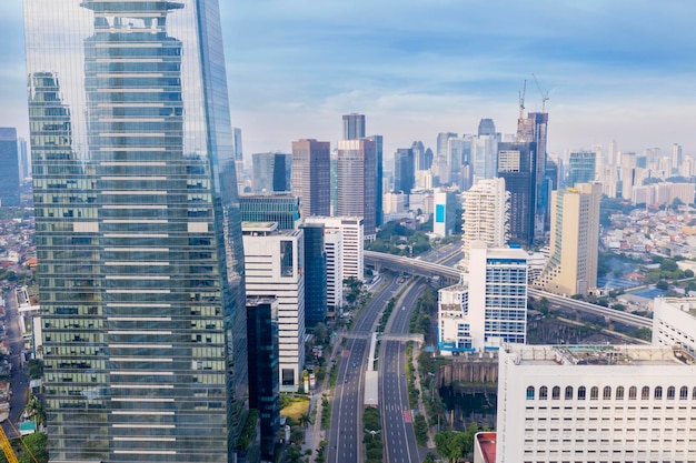 Leere Autobahn mit Hochhäusern in Jakarta