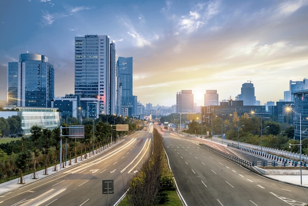 leere Autobahn mit Stadtbild und Skyline von Chongqing, China.