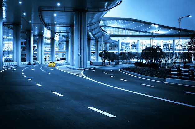 leere Autobahn mit Stadtbild und Skyline von Chongqing, China.