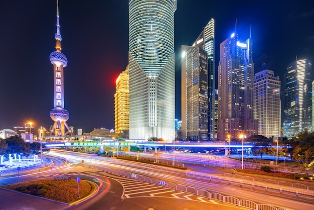 leere Autobahn mit Stadtbild und Skyline von Shanghai, China.