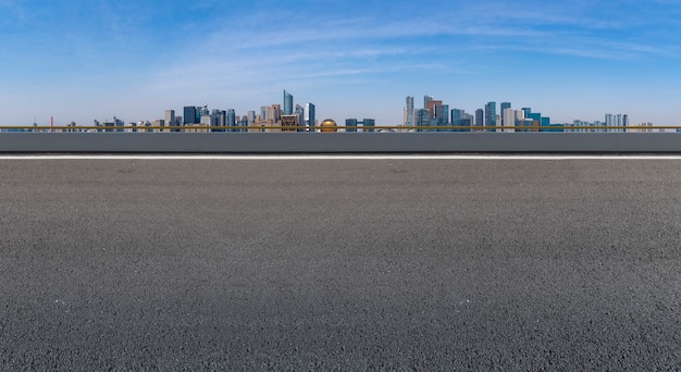 Leere Autobahn mit Stadtbild von China