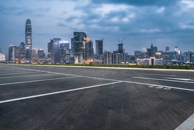 Leere Autobahn mit Stadtbild von China