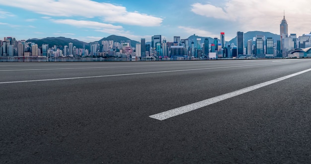 Leere Autobahn mit Stadtbild von China