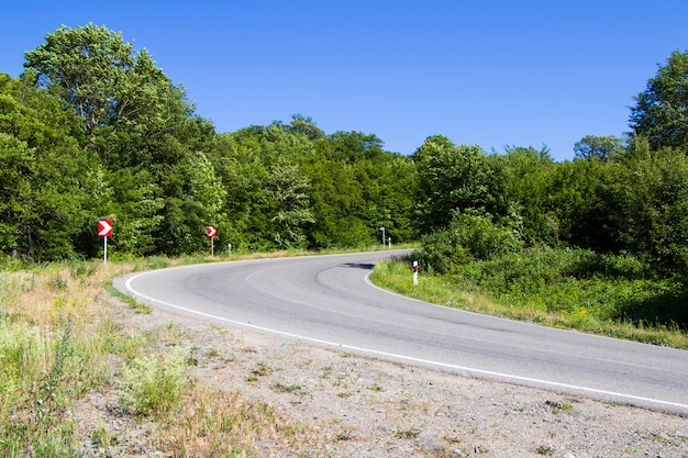 Leere Autobahn und Straße in Georgia