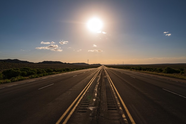 Leere Autobahnasphaltstraße und schöne Himmelssonnenunterganglandschaft