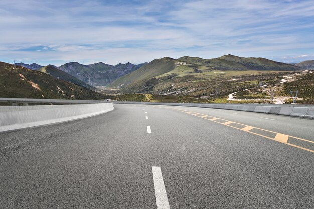 Leere autobahnen und ferne berge