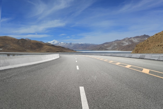 Leere Autobahnen und ferne Berge