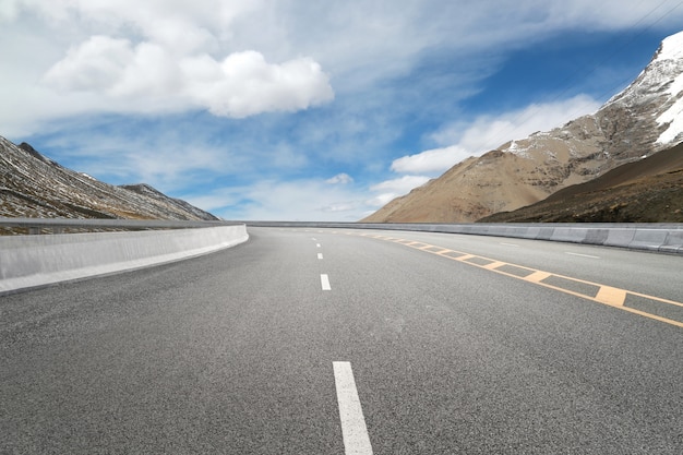 Leere Autobahnen und ferne Berge