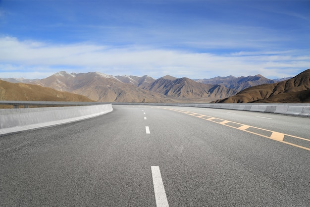 Leere Autobahnen und ferne Berge