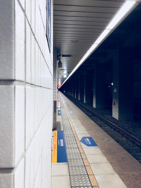 Leere Bahnhofsplattform in der Nacht