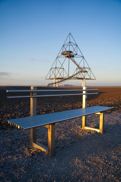 Foto leere bank am strand vor klarem himmel