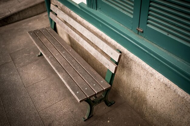 Foto leere bank im park