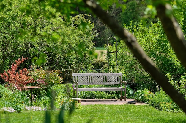 Leere Bank im Park