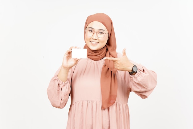 Leere Bankkarte oder Kreditkarte der schönen asiatischen Frau, die Hijab trägt, Isolated On White