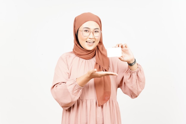 Leere Bankkarte oder Kreditkarte der schönen asiatischen Frau, die Hijab trägt, Isolated On White