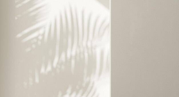 Leere beige Wand im Sonnenlicht mit Palmblatt Schatten für Innenarchitektur Dekoration abstrakter Hintergrund 3D