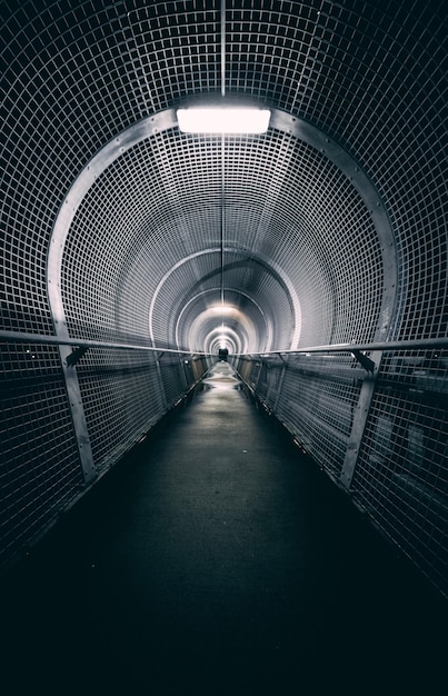 Leere beleuchtete überdachte Fußgängerbrücke