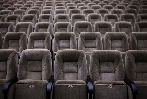 Leere bequeme Sitze im Theater