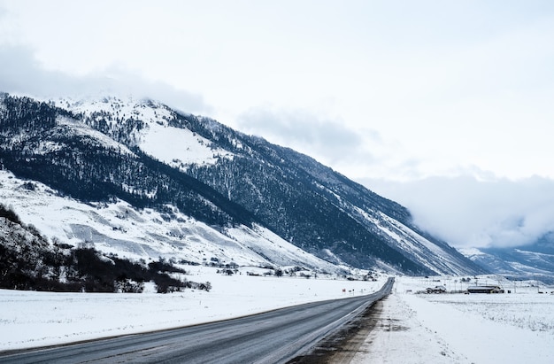 Leere Bergstraße im Winter