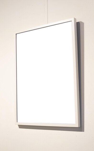 Leere Bildrahmen an einer grauen Wand mit glühender Lampe im Galerie-Mockup