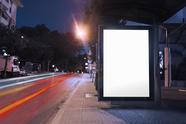 leere billboard Busbahnhof Nacht mit Lichtern Autos, die vorbeikommen Hochequalität und Auflösung schönes Foto Konzept