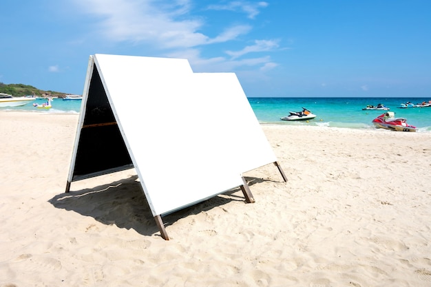 Leere Billboard-Werbung mock-up-Banner am Strand. Beschneidungspfad schließen in dieses Bild ein.