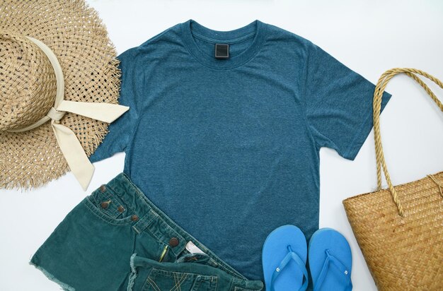 Foto leere blaue frauen baumwoll t-shirt-mockup mit jeans sommerkollektion isoliert auf weißem hintergrund design t-shirt vorlage druck präsentation mockup top view flat lay