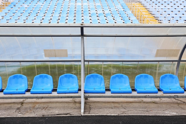 Leere blaue Sitze im Stadion