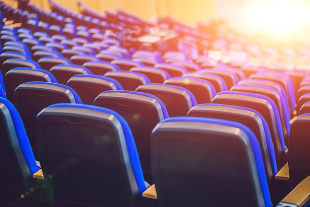 Leere blaue Stühle im Kino oder Theater oder in einem Konferenzraum