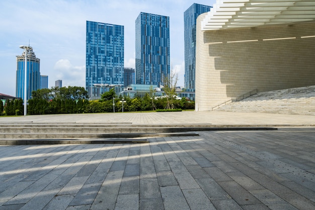 Leere Böden und Bürogebäude im Finanzzentrum, Qingdao, China