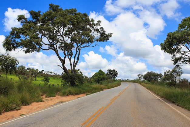 Leere brasilianische Straße am sonnigen bewölkten Tag