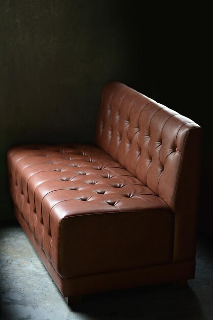 Leere braune Couch zu Hause