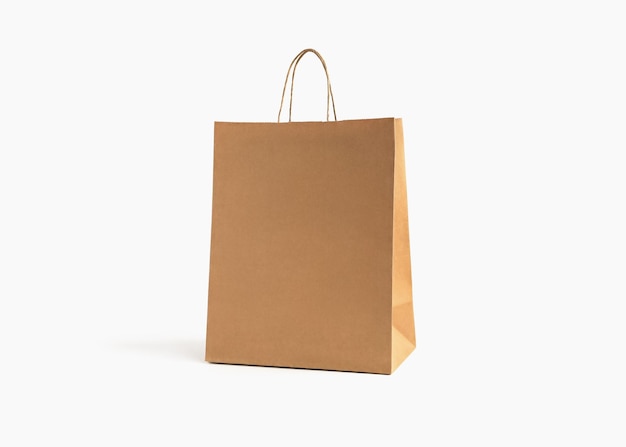 leere braune Papier-Shopping-Tasche auf weißem Hintergrund